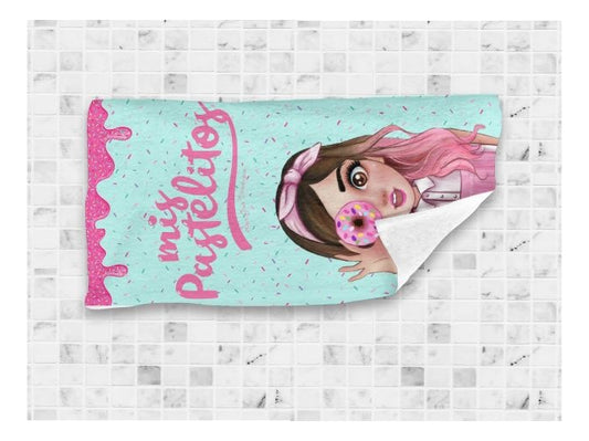 Toalla De Baño Premium Mis Pastelitos 1.47x77cm Microfibra