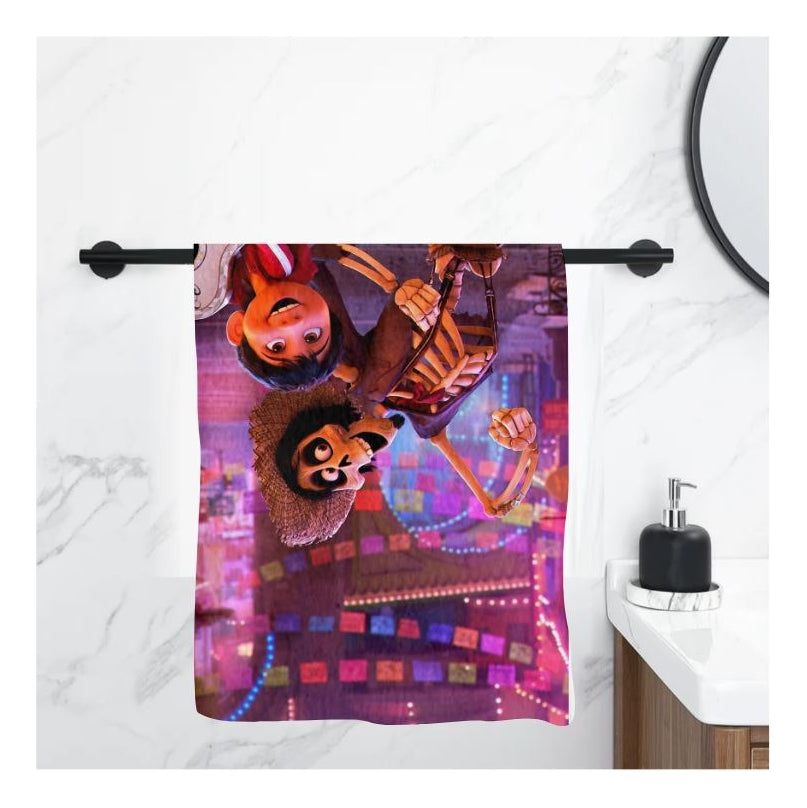 Toalla De Baño Premium Pelicula Coco 1.47x77cm Microfibra