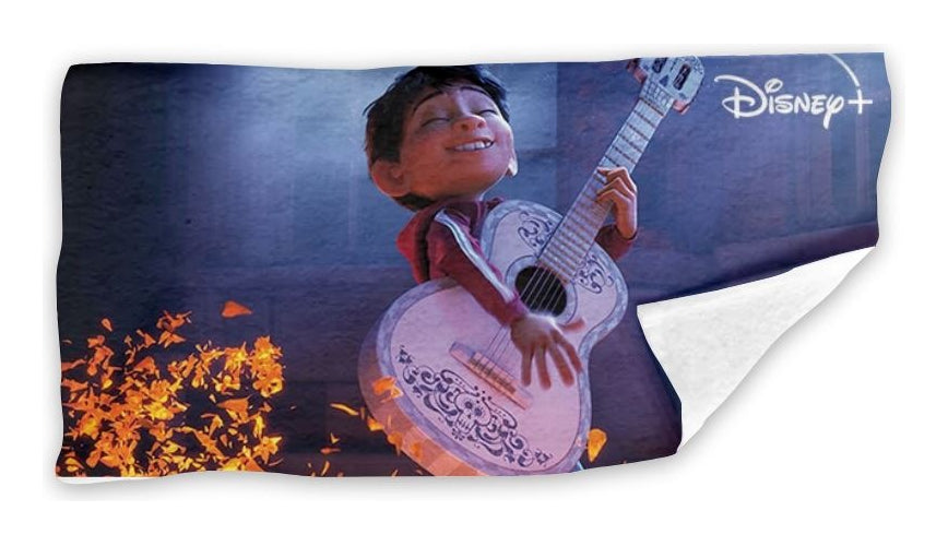 Toalla De Baño Premium Pelicula Coco 1.47x77cm Microfibra