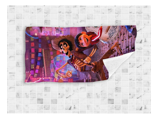 Toalla De Baño Premium Pelicula Coco 1.47x77cm Microfibra