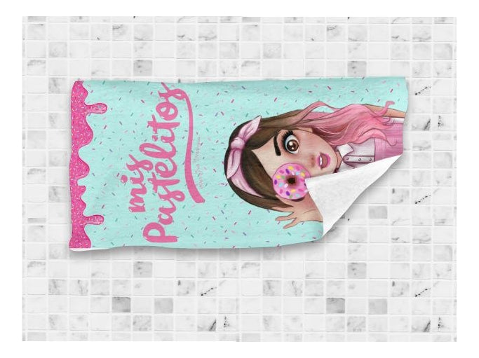 Toalla De Baño Premium Mis Pastelitos 1.47x77cm Microfibra