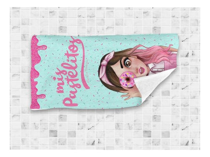 Toalla De Baño Premium Mis Pastelitos 1.47x77cm Microfibra