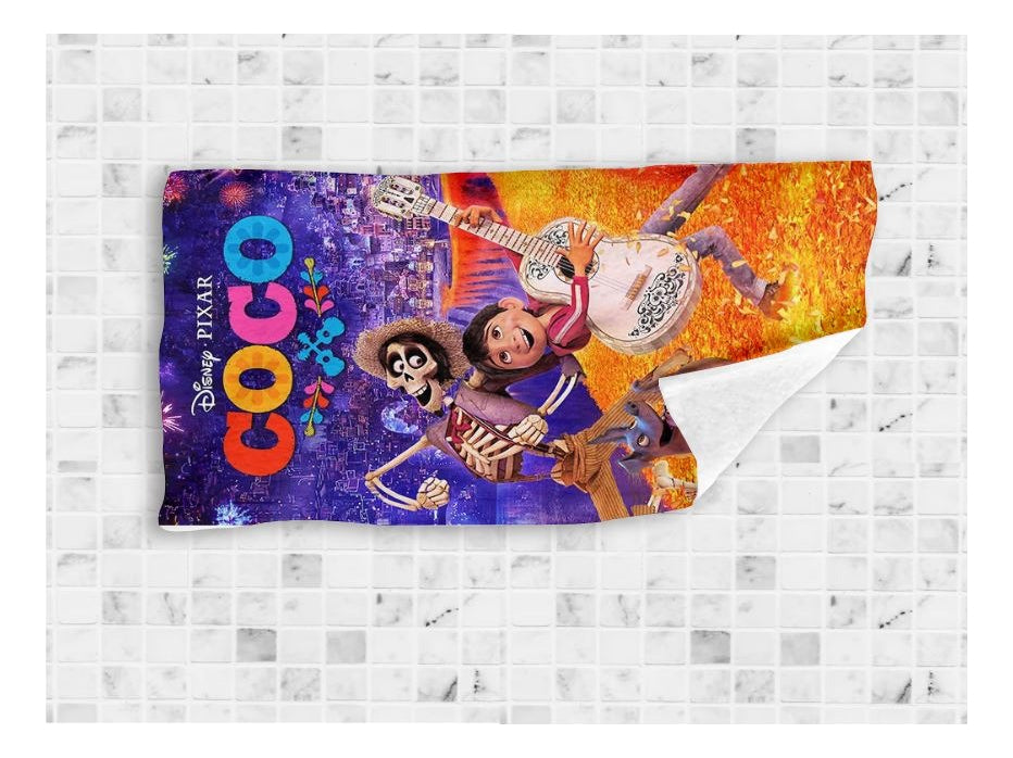 Toalla De Baño Premium Pelicula Coco 1.47x77cm Microfibra