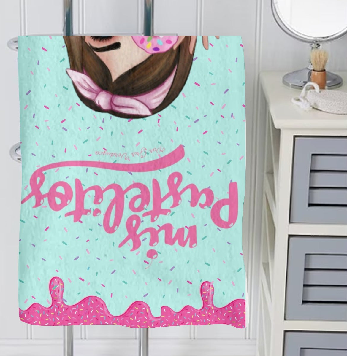 Toalla De Baño Premium Mis Pastelitos 1.47x77cm Microfibra